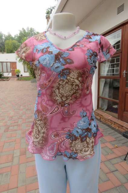 Pretty little pink capped sleeve top with blue roses and paisley pattern. Size 32/8 by NEW ERA