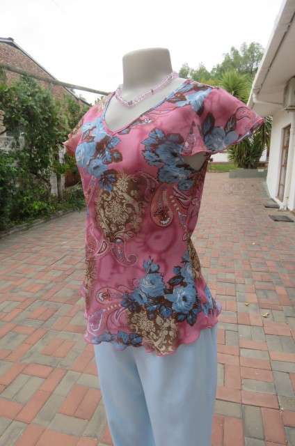 Pretty little pink capped sleeve top with blue roses and paisley pattern. Size 32/8 by NEW ERA