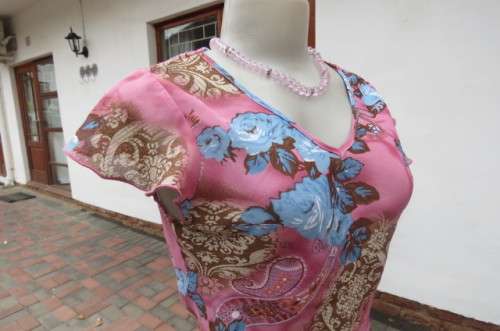 Pretty little pink capped sleeve top with blue roses and paisley pattern. Size 32/8 by NEW ERA