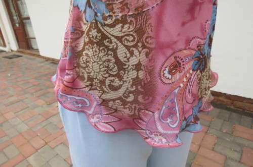 Pretty little pink capped sleeve top with blue roses and paisley pattern. Size 32/8 by NEW ERA