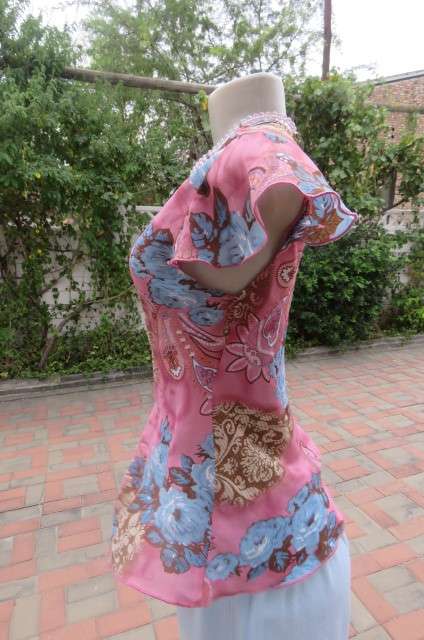 Pretty little pink capped sleeve top with blue roses and paisley pattern. Size 32/8 by NEW ERA