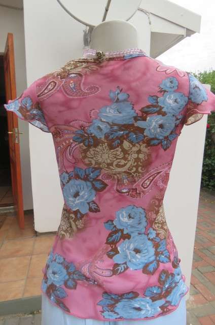Pretty little pink capped sleeve top with blue roses and paisley pattern. Size 32/8 by NEW ERA
