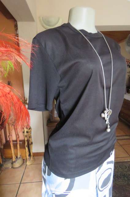 Cool plain black T shirt with short sleeves in ribbed 100% polyester. Size 32/8. New condition