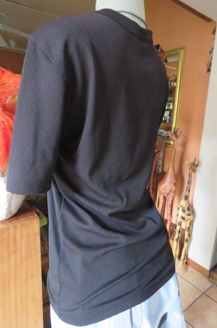 Cool plain black T shirt with short sleeves in ribbed 100% polyester. Size 32/8. New condition