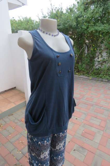 Modern navy slip over long top in polyester and viscose blend. Size 34/10 by RT. Very good cond.