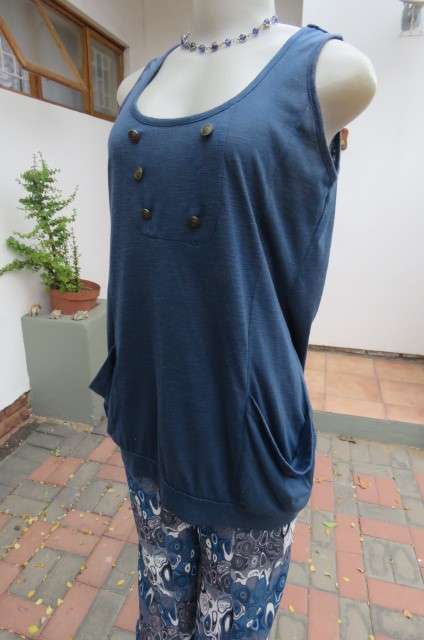 Modern navy slip over long top in polyester and viscose blend. Size 34/10 by RT. Very good cond.