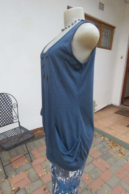 Modern navy slip over long top in polyester and viscose blend. Size 34/10 by RT. Very good cond.