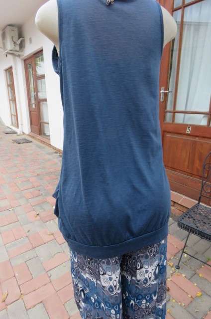 Modern navy slip over long top in polyester and viscose blend. Size 34/10 by RT. Very good cond.