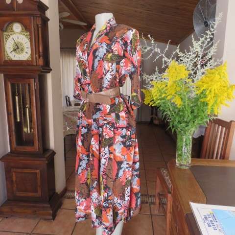 Top of the line vintage dress in colourful geometric patterns. In silky polyester fabric. Size 38/14