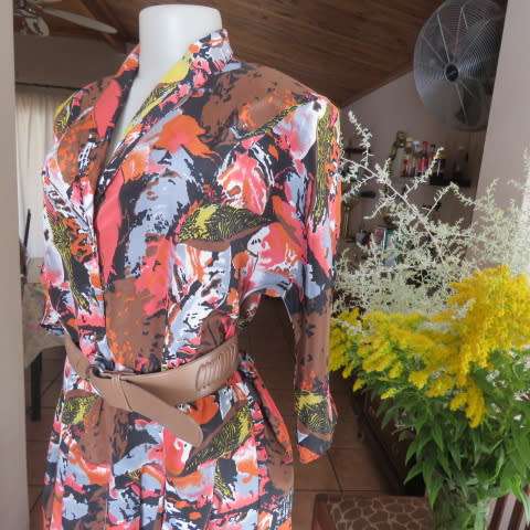 Top of the line vintage dress in colourful geometric patterns. In silky polyester fabric. Size 38/14