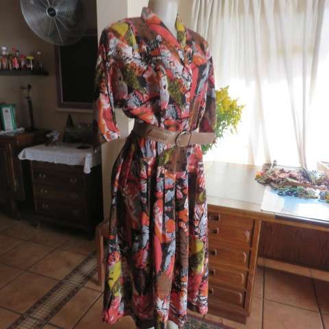 Top of the line vintage dress in colourful geometric patterns. In silky polyester fabric. Size 38/14
