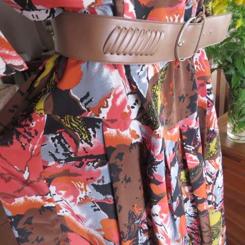 Top of the line vintage dress in colourful geometric patterns. In silky polyester fabric. Size 38/14