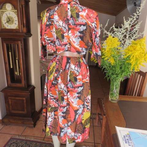 Top of the line vintage dress in colourful geometric patterns. In silky polyester fabric. Size 38/14