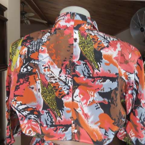 Top of the line vintage dress in colourful geometric patterns. In silky polyester fabric. Size 38/14