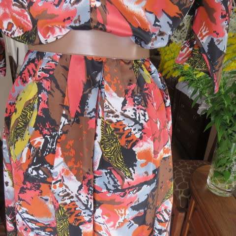 Top of the line vintage dress in colourful geometric patterns. In silky polyester fabric. Size 38/14