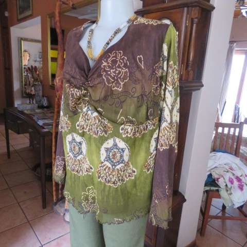 Smart slip over top in olive green and brown in size 50/26 by Donna-Claire. Sheer polyester fabric.