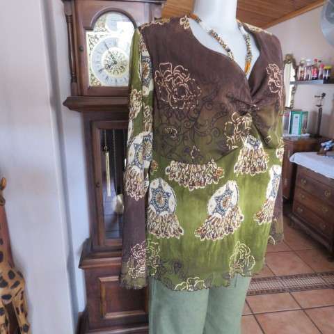Smart slip over top in olive green and brown in size 50/26 by Donna-Claire. Sheer polyester fabric.