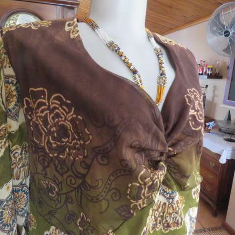 Smart slip over top in olive green and brown in size 50/26 by Donna-Claire. Sheer polyester fabric.