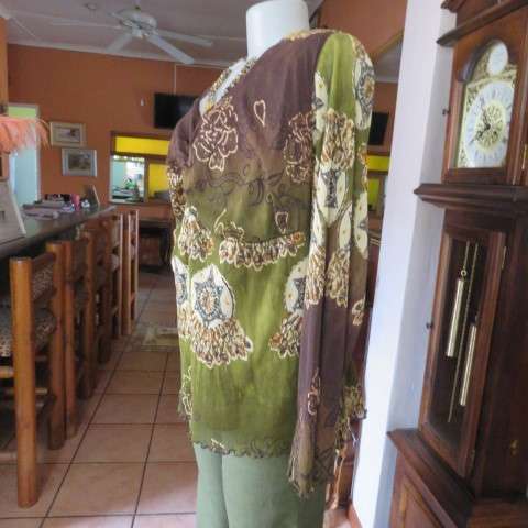 Smart slip over top in olive green and brown in size 50/26 by Donna-Claire. Sheer polyester fabric.