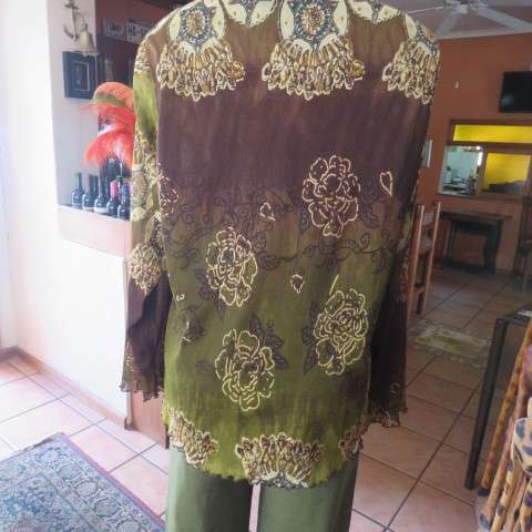 Smart slip over top in olive green and brown in size 50/26 by Donna-Claire. Sheer polyester fabric.