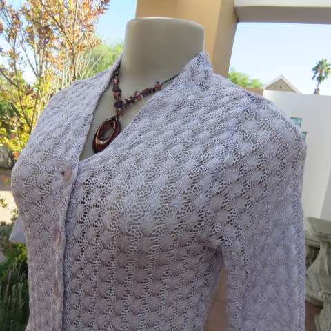 Chic very light lilac knitted top in rayon and nylon knit. Size 32/8. By TOPICS. New Condition.
