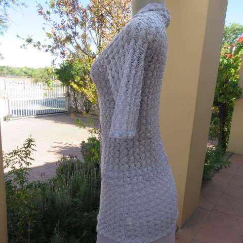 Chic very light lilac knitted top in rayon and nylon knit. Size 32/8. By TOPICS. New Condition.