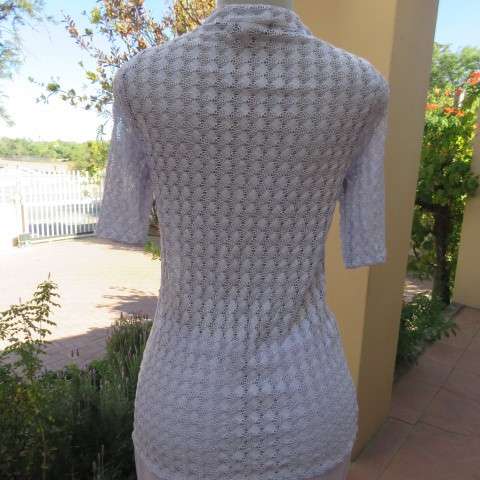 Chic very light lilac knitted top in rayon and nylon knit. Size 32/8. By TOPICS. New Condition.