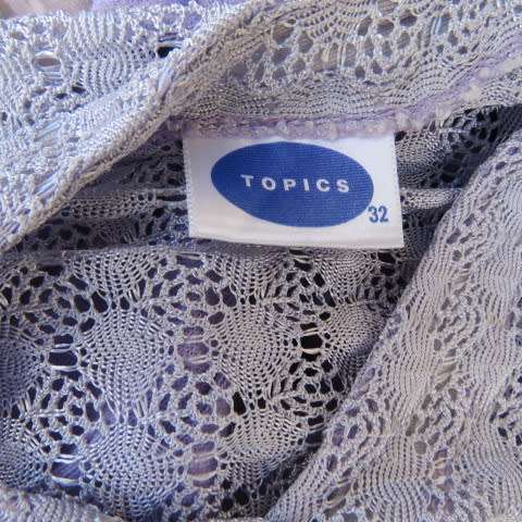 Chic very light lilac knitted top in rayon and nylon knit. Size 32/8. By TOPICS. New Condition.