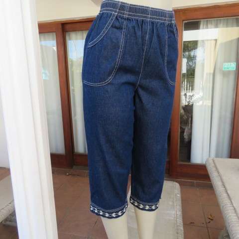 Chic denim jean cropped pants in size 32/8 by WOOLWORTHS. Two western front pockets.