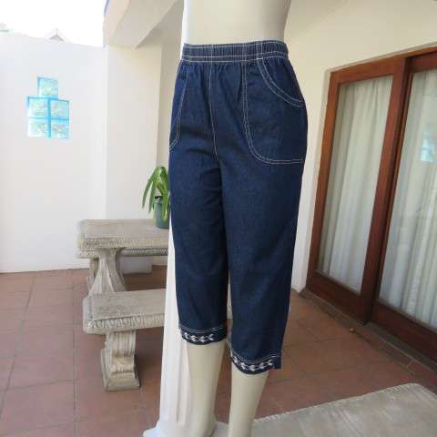 Chic denim jean cropped pants in size 32/8 by WOOLWORTHS. Two western front pockets.