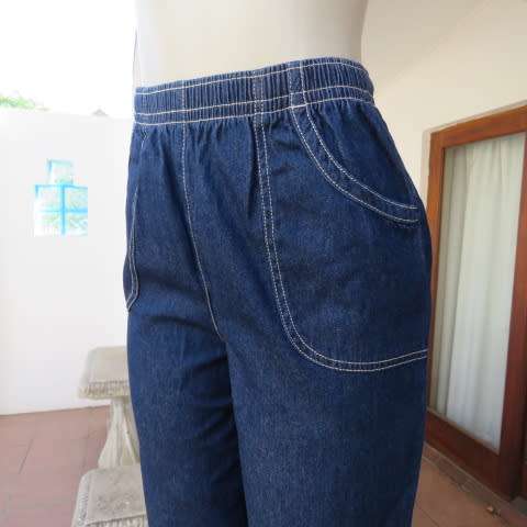 Chic denim jean cropped pants in size 32/8 by WOOLWORTHS. Two western front pockets.