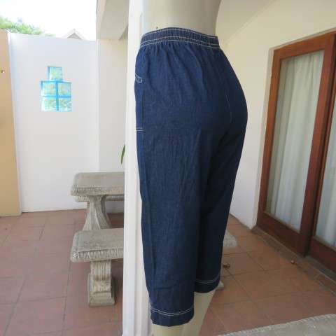 Chic denim jean cropped pants in size 32/8 by WOOLWORTHS. Two western front pockets.