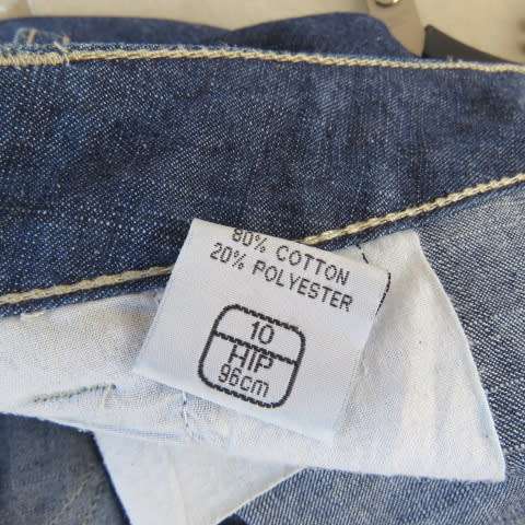 Low rise cropped denim jean pants with culotte look. Wide legs. Size 34/10. New condition.