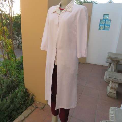 Elegant white light weight coat in linen/cotton blend size 34/10 by FOSHINI.Slitted sides. New cond.
