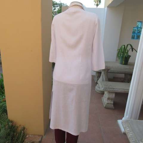 Elegant white light weight coat in linen/cotton blend size 34/10 by FOSHINI.Slitted sides. New cond.