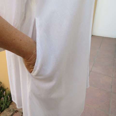Elegant white light weight coat in linen/cotton blend size 34/10 by FOSHINI.Slitted sides. New cond.