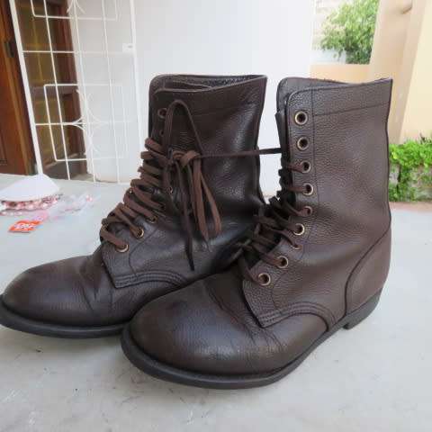 Pair of SADF genuine brown leather boots in size 8 .By MGS issued 2005. Army size 262W