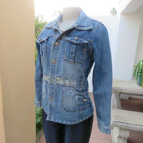 Unique denim jacket with embroidery in size 34/10.Styled with embroidered band in waist.