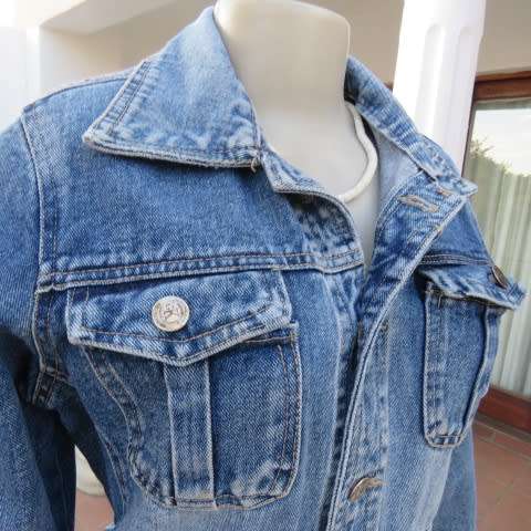 Unique denim jacket with embroidery in size 34/10.Styled with embroidered band in waist.