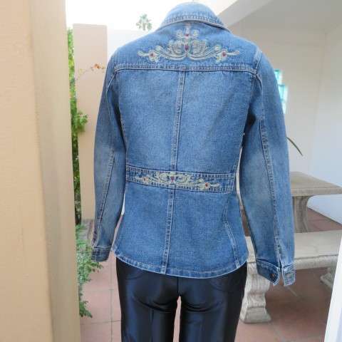 Unique denim jacket with embroidery in size 34/10.Styled with embroidered band in waist.