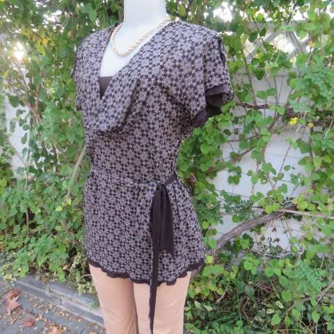 Totally on trend slip over top in size 40/16 by FINNEGANS. Leave it loose or belt it up.As new