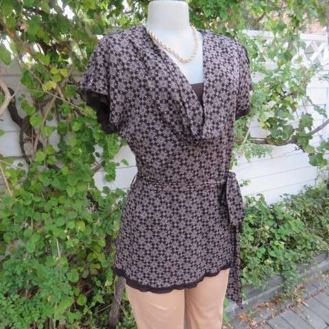 Totally on trend slip over top in size 40/16 by FINNEGANS. Leave it loose or belt it up.As new