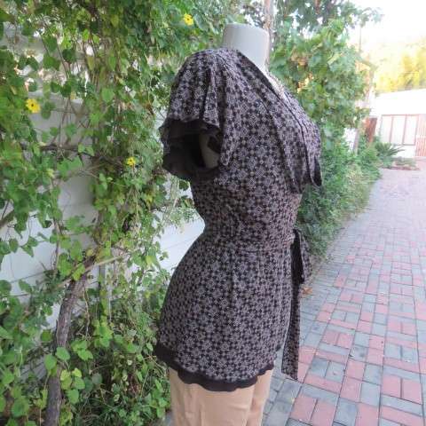 Totally on trend slip over top in size 40/16 by FINNEGANS. Leave it loose or belt it up.As new