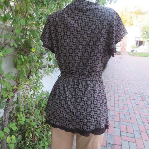 Totally on trend slip over top in size 40/16 by FINNEGANS. Leave it loose or belt it up.As new