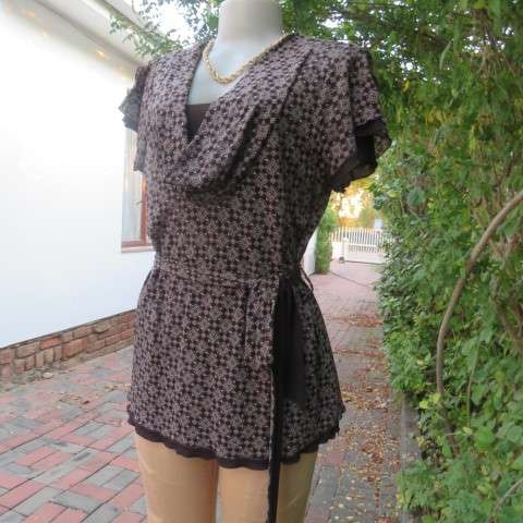 Totally on trend slip over top in size 40/16 by FINNEGANS. Leave it loose or belt it up.As new