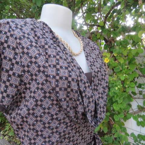 Totally on trend slip over top in size 40/16 by FINNEGANS. Leave it loose or belt it up.As new