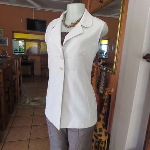 Beatiful beige sleeceless jacket closing with 2 buttons on front. Size 34/10 by INWEAR. New cond.