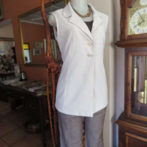 Beatiful beige sleeceless jacket closing with 2 buttons on front. Size 34/10 by INWEAR. New cond.