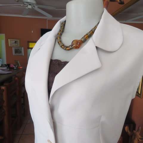 Beatiful beige sleeceless jacket closing with 2 buttons on front. Size 34/10 by INWEAR. New cond.