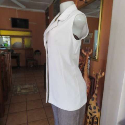 Beatiful beige sleeceless jacket closing with 2 buttons on front. Size 34/10 by INWEAR. New cond.